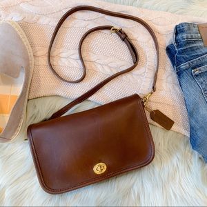 Vintage Coach Leather Crossbody with Turnlock 9755